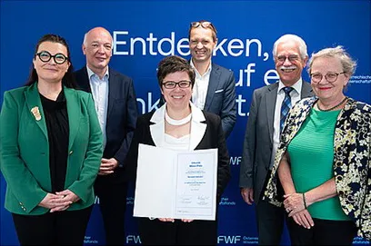 Im Bild v.l.n.r.: Ursula Jakubek (Kaufmannische Vizeprasidentin des FWF). Robert Golser (Dekan der Fakultät für Physik an der Universität Wien), Bemadett Weinzierl (Weiss-Preisträgerin), Christof Gattringer (Präsident des FWF), Rudolf Bauer und Waltraud Bauer (Dr. Gottfried und DL Vera Weiss Wissenschaftsstiftung).